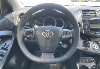 Подержанный автомобиль Toyota RAV4 2010 года (12 фото)