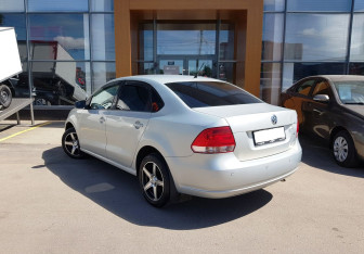 Подержанный автомобиль Volkswagen Polo Sedan 2010 года (7 фото)
