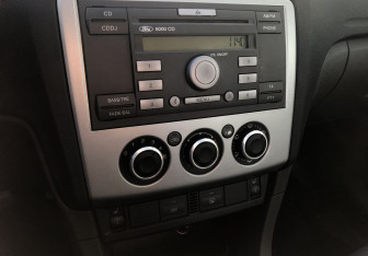 Подержанный автомобиль Ford Focus Sedan 2005 года (15 фото)