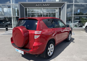 Подержанный автомобиль Toyota RAV4 2010 года (5 фото)