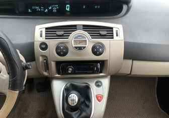 Подержанный автомобиль Renault Scenic 2009 года (12 фото)
