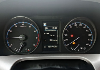 Подержанный автомобиль Toyota RAV4 2016 года (13 фото)