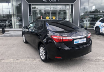 Подержанный автомобиль Toyota Corolla Sedan 2013 года (7 фото)