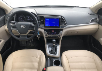 Подержанный автомобиль Hyundai Elantra Sedan 2017 года (10 фото)