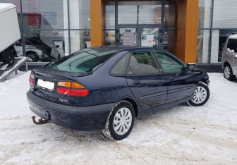 Подержанный автомобиль Renault Laguna Liftback 2000 года (5 фото)