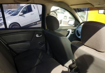 Подержанный автомобиль Renault Sandero 2011 года (10 фото)