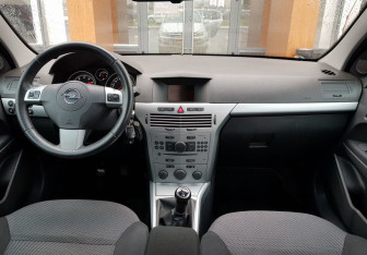 Подержанный автомобиль Opel Astra Sedan 2010 года (11 фото)