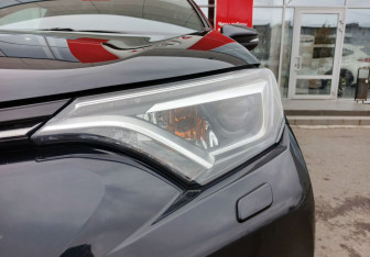Подержанный автомобиль Toyota RAV4 2016 года (9 фото)