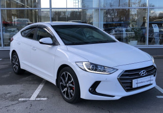Подержанный автомобиль Hyundai Elantra Sedan 2018 года (3 фото)