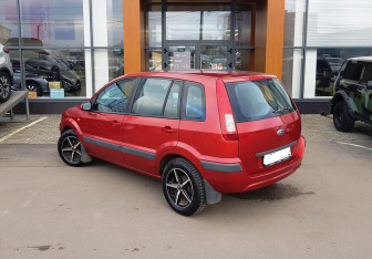 Подержанный автомобиль Ford Fusion 2007 года (7 фото)