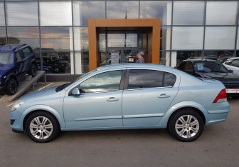 Подержанный автомобиль Opel Astra Sedan 2009 года (8 фото)