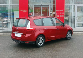 Подержанный автомобиль Renault Scenic 2011 года (5 фото)