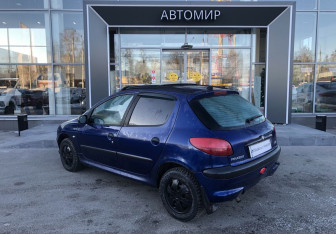Подержанный автомобиль Peugeot 206 Hatchback 2000 года (7 фото)