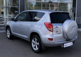 Подержанный автомобиль Toyota RAV4 2008 года (7 фото)