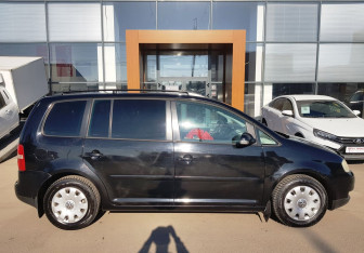 Подержанный автомобиль Volkswagen Touran 2004 года (4 фото)