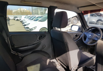 Подержанный автомобиль Chevrolet Niva 2015 года (10 фото)