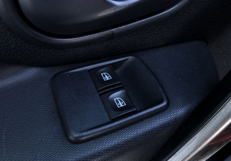 Подержанный автомобиль Renault Sandero 2014 года (13 фото)