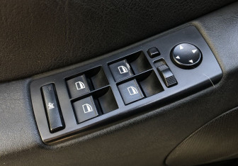 Подержанный автомобиль BMW X5 2006 года (13 фото)