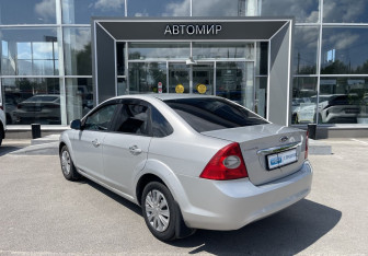 Подержанный автомобиль Ford Focus Sedan 2009 года (7 фото)