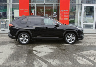 Подержанный автомобиль Toyota RAV4 2020 года (4 фото)