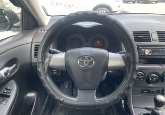 Подержанный автомобиль Toyota Corolla Sedan 2011 года (11 фото)