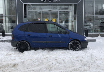 Подержанный автомобиль Renault Megane Hatchback 1997 года (4 фото)