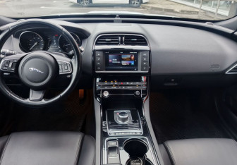 Подержанный автомобиль Jaguar XE 2016 года (14 фото)