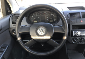 Подержанный автомобиль Volkswagen Polo Hatchback 2003 года (12 фото)