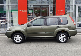 Подержанный автомобиль Nissan X-Trail 2004 года (8 фото)