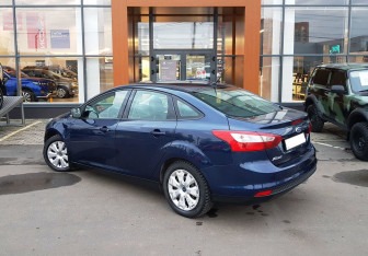 Подержанный автомобиль Ford Focus Sedan 2011 года (7 фото)