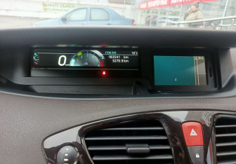 Подержанный автомобиль Renault Scenic 2011 года (13 фото)