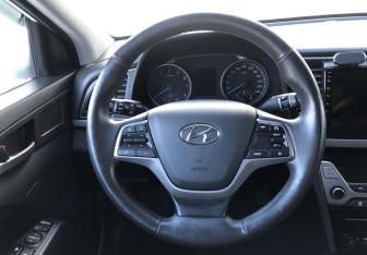 Подержанный автомобиль Hyundai Elantra Sedan 2018 года (12 фото)