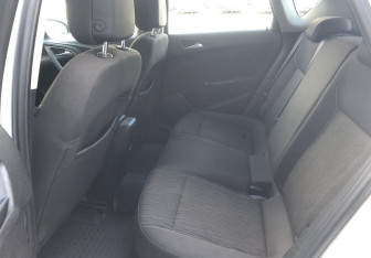 Подержанный автомобиль Opel Astra Hatchback 2013 года (11 фото)
