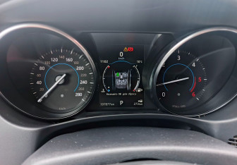 Подержанный автомобиль Jaguar XE 2016 года (13 фото)