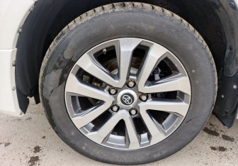 Подержанный автомобиль Toyota Land Cruiser Suv 2016 года (10 фото)