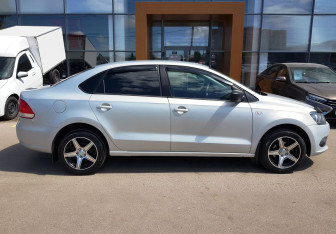 Подержанный автомобиль Volkswagen Polo Sedan 2010 года (4 фото)