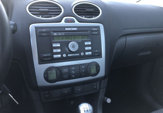 Подержанный автомобиль Ford Focus Sedan 2005 года (14 фото)