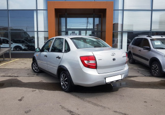 Подержанный автомобиль LADA (ВАЗ) Granta Sedan 2015 года (7 фото)