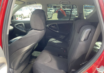 Подержанный автомобиль Toyota RAV4 2010 года (11 фото)