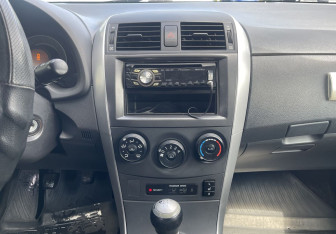 Подержанный автомобиль Toyota Corolla Sedan 2011 года (13 фото)