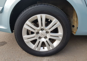 Подержанный автомобиль Opel Astra Sedan 2009 года (12 фото)