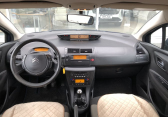 Подержанный автомобиль Citroen C4 Hatchback 2007 года (10 фото)