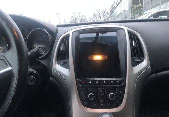 Подержанный автомобиль Opel Astra Sedan 2013 года (12 фото)