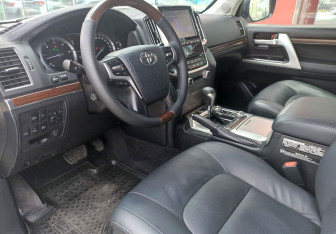 Подержанный автомобиль Toyota Land Cruiser Suv 2016 года (14 фото)