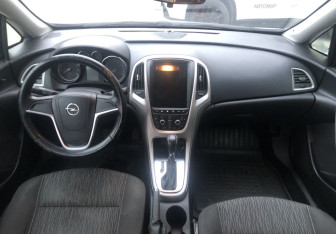 Подержанный автомобиль Opel Astra Sedan 2013 года (10 фото)