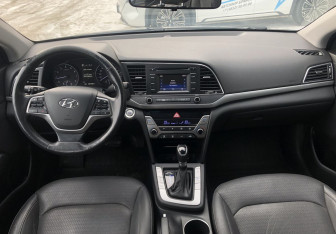 Подержанный автомобиль Hyundai Elantra Sedan 2017 года (10 фото)