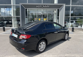 Подержанный автомобиль Toyota Corolla Sedan 2011 года (5 фото)