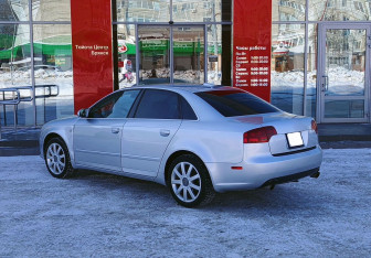 Подержанный автомобиль Audi A4 Sedan 2004 года (7 фото)
