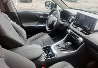 Подержанный автомобиль Toyota RAV4 2020 года (14 фото)
