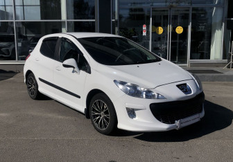 Подержанный автомобиль Peugeot 308 Hatchback 2010 года (3 фото)